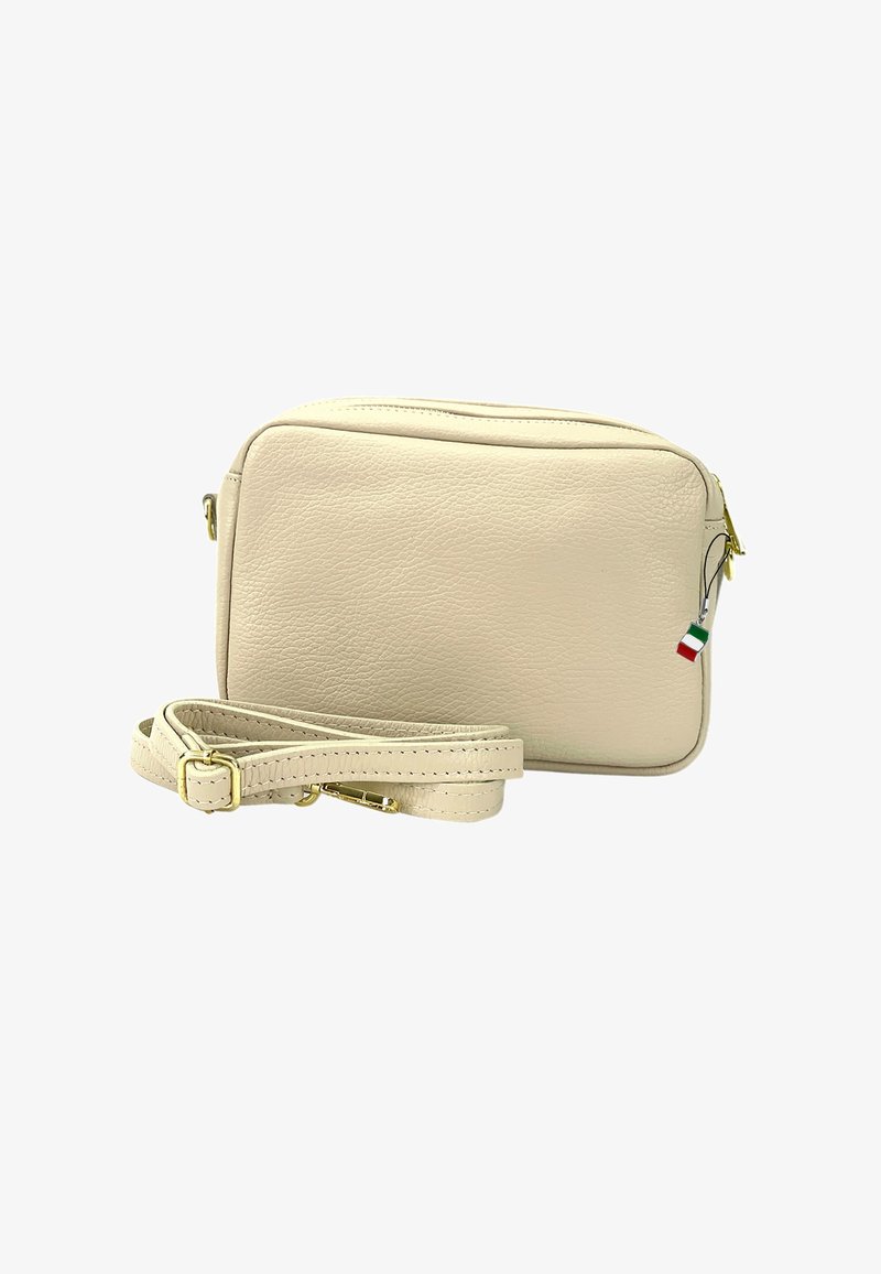 Cremefarbene Leder-Crossbody-Tasche mit strukturiertem Finish, goldenen Hardware-Elementen und abnehmbarem Tragegurt. Mit einem kleinen Detail der italienischen Flagge.