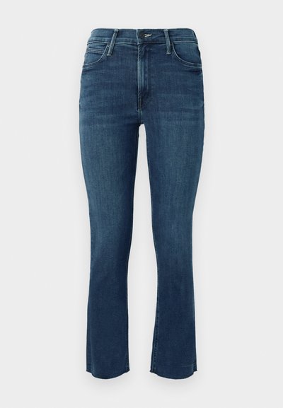 Donkerblauwe denim jeans met een medium hoge taille, slim fit en een uitlopende pijp met een subtiele stikselafwerking.