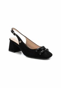 Tacón tipo slingback de ante negro con punta cuadrada y dos lazos negros texturizados en la parte delantera; presenta un tacón bajo y una correa ajustable.