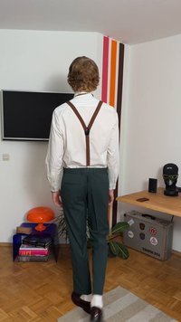 Groene op maat gemaakte broek met bruine bretels, wit overhemd en bruine schoenen. Soepele textuur; minimalistisch ontwerp, achteraanzicht.