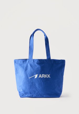 Blå stofnet med to håndtag, med en hvid ARKK-logo centreret foran mod en ensfarvet baggrund.