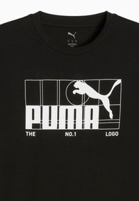 Juodos medvilnės T-palaidinė su balta grafika, tekstu "PUMA" ir šuoliuojančiu puma logotipu stačiakampio išdėstyme. Apvalios iškirptės stilius.