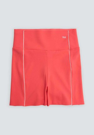 Pantalones cortos deportivos de talle alto en color coral con ribete vertical blanco y pequeño logo blanco "YM" en el lado izquierdo de la cintura.