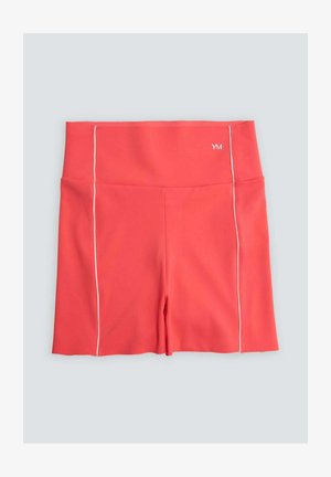 Pantalones cortos deportivos de talle alto en color coral con ribete vertical blanco y pequeño logo blanco "YM" en el lado izquierdo de la cintura.