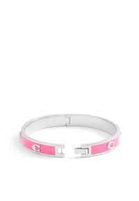 Bracciale in argento con una fascia in smalto rosa lucido, dotato di chiusura a moschettone e piccolo dettaglio con logo su un lato. Design liscio e circolare.