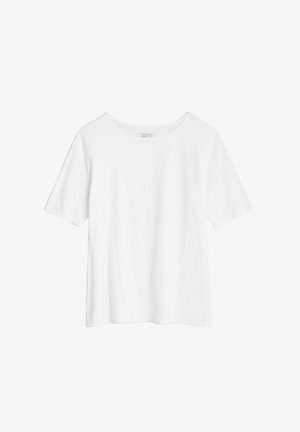 Fehér rövid ujjú pamut póló kerek nyakkivágással, tiszta fehér háttér előtt bemutatva.