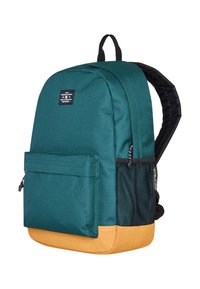 Teal reppu ruskealla pohjalla, jossa on etutasku, verkkosivutasku ja musta pehmustettu hartiavarren. Kestävä kangas ja brändilogo.