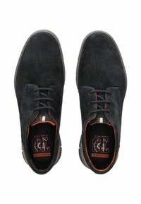 Scarpe in suede blu scuro con texture perforata, colletto imbottito, dettagli arancioni a contrasto e lacci neri. Suola in gomma leggera.