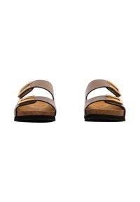 Sandali con suola in sughero marrone, dotati di due ampie fasce piatte, ognuna decorata con una fibbia dorata. Materiale superiore liscia e soletta strutturata.
