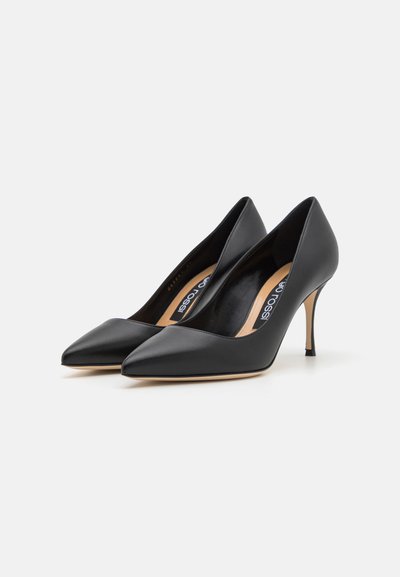 Escarpins noirs en cuir avec un bout pointu et un talon aigu mince. Texture lisse avec une doublure intérieure beige et un détail logo.