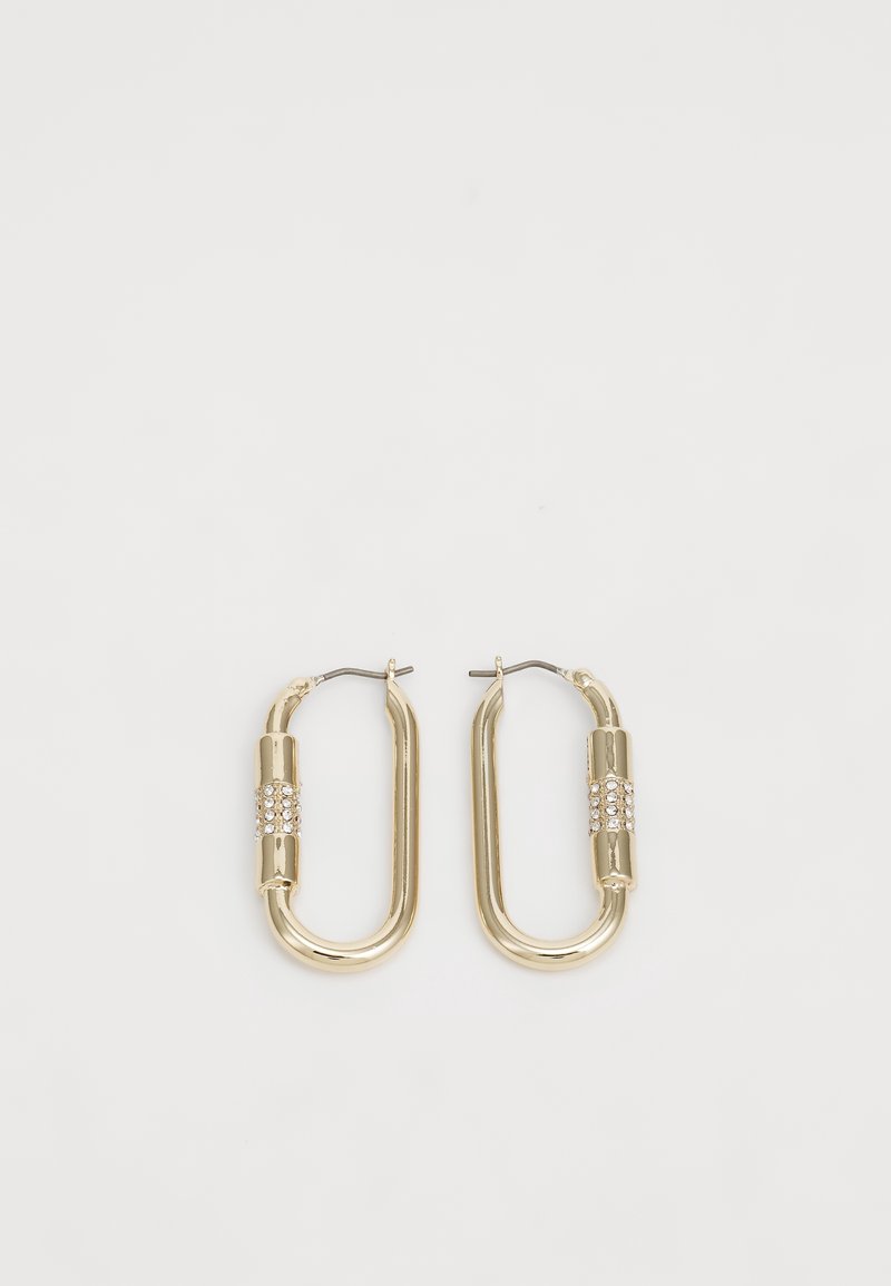 Boucles d'oreilles créoles rectangulaires ton or avec une section cylindrique centrale ornée de petits cristaux clairs.