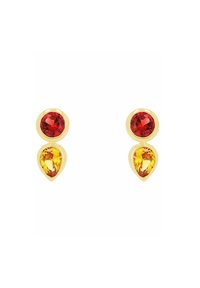 Pendientes en tono dorado que presentan dos joyas: una piedra roja redonda en la parte superior de una piedra en forma de pera de color amarillo-naranja. Superficie lisa con un acabado pulido.