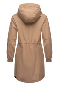 Manteau imperméable beige avec une capuche, taille cintrée et longues manchons élastiqués. Texture lisse avec un design mi-long.