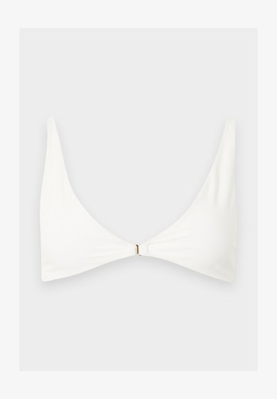 Λευκό μινιμαλιστικό τοπ μπικίνι με λεπτές τιράντες στους ώμους και μικρό χρυσό κούμπωμα στο κέντρο μπροστά, σε απλό ανοιχτό φόντο.