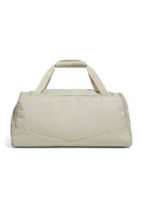 Bolsa tipo duffle de tela beige con forma rectangular, dos asas superiores, detalle de costura diagonal en los lados y cierre de cremallera.