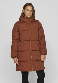 Veste en duvet marron avec capuche, dotée d'une fermeture éclair, de poches latérales et d'un design matelassé horizontal. Le tissu semble lisse et doux.