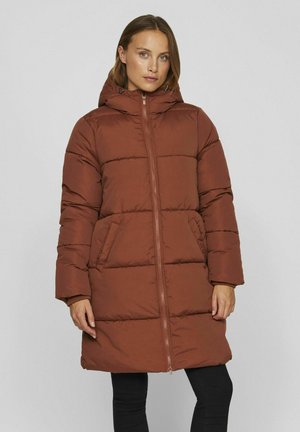 Veste en duvet marron avec capuche, dotée d'une fermeture éclair, de poches latérales et d'un design matelassé horizontal. Le tissu semble lisse et doux.