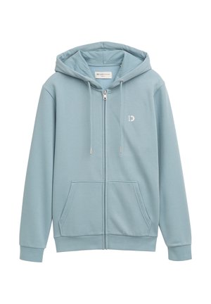 Sudadera con cremallera de color azul claro, hecha de una tela suave, con un bolsillo frontal, capucha con cordón y un pequeño logo en el lado izquierdo del pecho.