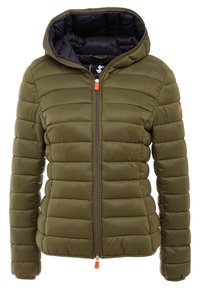 Olijfgroene donsjas met capuchon, doorgestikt ontwerp en een ritssluiting aan de voorkant. Voorzien van een oranje ritstrekker en een logopatch op de mouw.