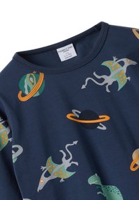 Navy blauwe kinderhemden met oranje en groene illustraties van planeten en dinosaurussen, inclusief pterodactylen en een Tyrannosaurus rex.