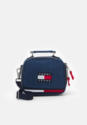 Kleine rechthoekige blauwe denim crossbodytas met bovenhengsel, verstelbare band, dubbele ritssluitingen en Tommy Jeans-logo aan de voorkant.
