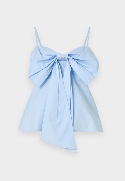 Svetlomodrý top s tenkými ramienkami, veľkým mašľovým detailom vpredu, plisovanou látkou a asymetrickým lemom. Vyrobený z hladkého bavlneného materiálu.