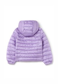 Chaqueta de plumas morada con capucha, con un diseño acolchado, puños elásticos y un corte cropped. Textura de tela suave y brillante.
