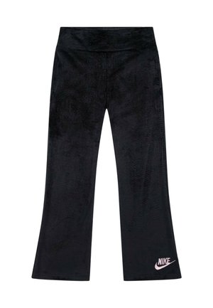 Pantaloni a zampa in velluto nero con una fascia larga in vita e un piccolo logo Nike rosa sulla gamba sinistra inferiore. Texture morbida con leggero lucido.
