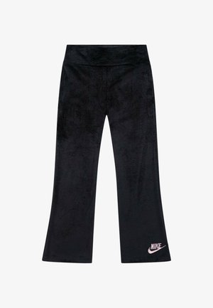 Pantaloni a zampa in velluto nero con una fascia larga in vita e un piccolo logo Nike rosa sulla gamba sinistra inferiore. Texture morbida con leggero lucido.