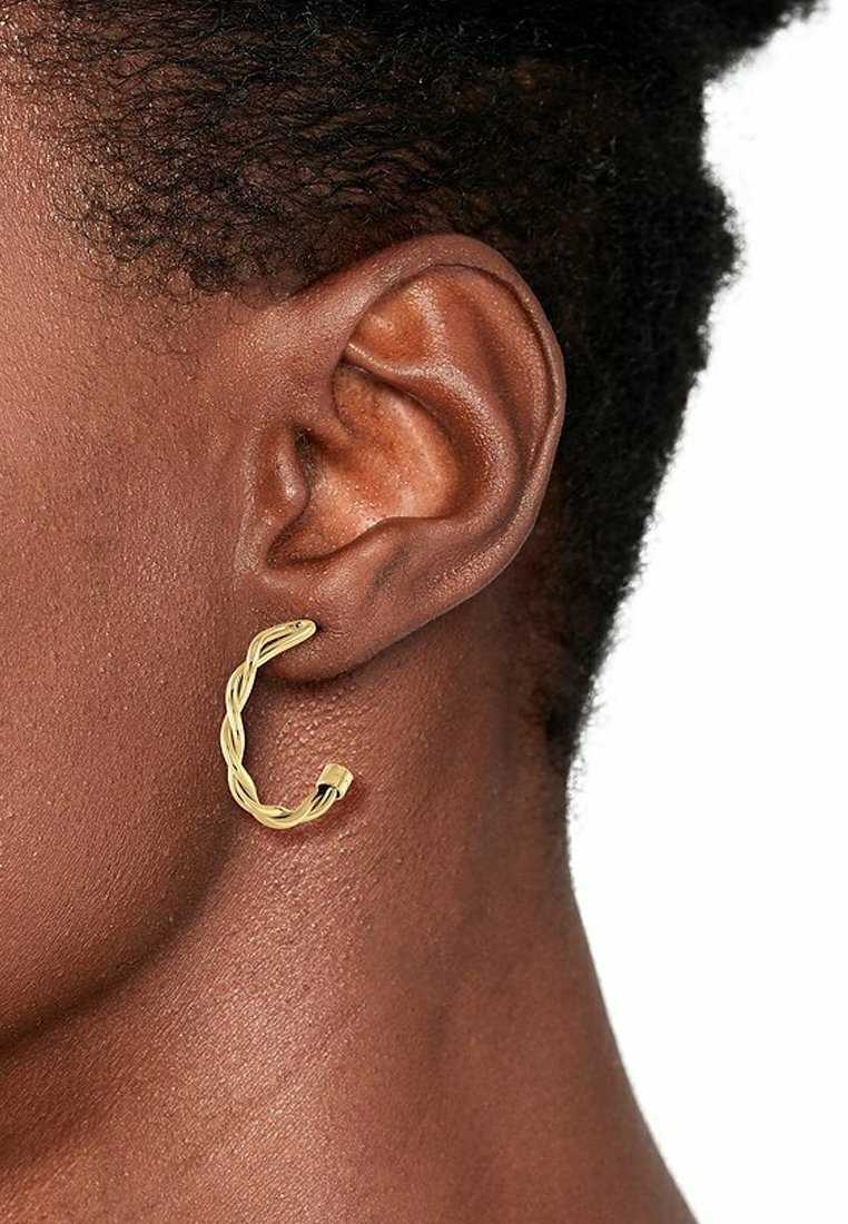 Boucle d'oreille en or avec un design tordu, mettant en avant une texture tressée. La boucle affiche une finition lisse et brillante ainsi qu'une apparence légère.