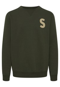 Oliwkowy sweter z miękkiego materiału, z okrągłym dekoltem, długimi rękawami i beżowym logo „S” na piersi. Prosty design, bez wzorów.