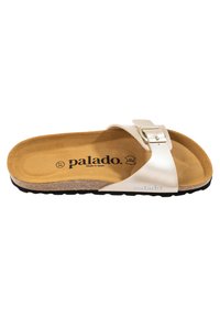Sandal in sintetico bianco con cinturino regolabile e fibbia argentata, suola in sughero, interno in suede marrone e suola esterna in gomma nera.