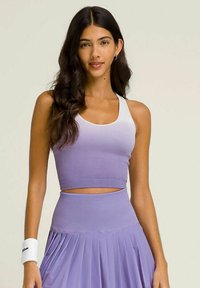 Top corto de canalé de color púrpura claro con un escote blanco, combinado con una falda plisada a juego. Incluye un accesorio de pulsera blanca.
