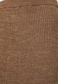 Tecido de malha canelada em tons de castanho e bege, com riscas verticais e uma textura suave, adequado para uma peça ajustada.