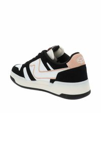 Sneaker in bianco e nero con accenti rosa; presenta materiali scamosciati e sintetici, una punta arrotondata e una suola in gomma testurizzata.
