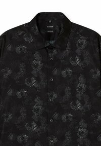 Schwarzes Kurzarmhemd mit einem gemusterten Design und silbernen Akzenten, durchgehender Knopfleiste und klassischem Kragen. Das Material wirkt glatt.