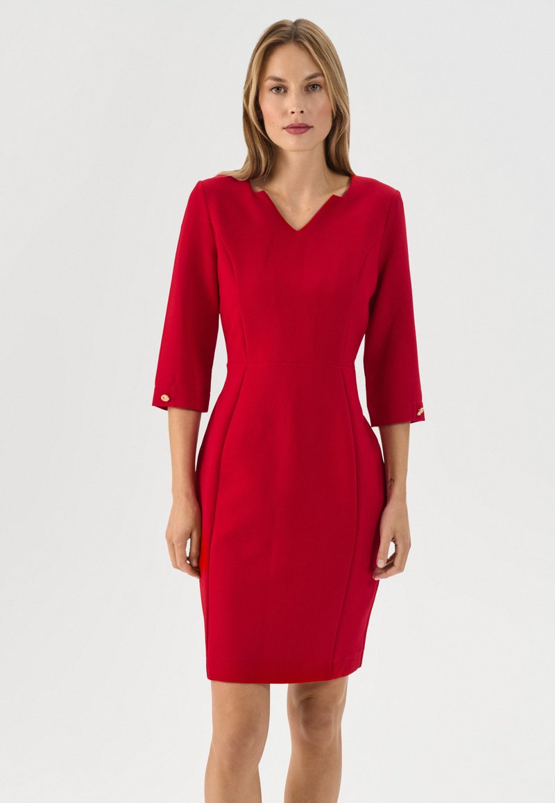 Rotes, eng anliegendes Kleid mit V-Ausschnitt, Dreiviertelärmeln, Eingrifftaschen an den Seitennähten und goldenen Knopfakzenten in der Nähe der Bündchen. Glatte Stoffoberfläche.