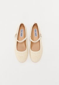 Ballerine beige realizzate in tessuto testurizzato, con punta rotonda, una cinghia con fibbia e decorate con piccole perle.