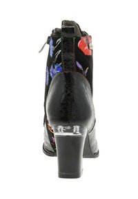 Bottine noire à talons avec design floral, cuir verni texturé, accents de talon transparent et fermeture éclaire à l'arrière pour un enfilage facile.