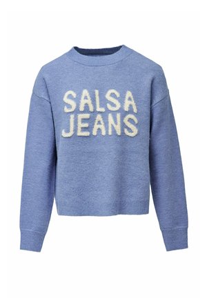 Džemper s okruglim izrezom u svijetloplavoj boji, s natpisom "SALSA JEANS" u pahuljastim kremastim slovima. Mekana tekstura s rebrastim manžetama i rubom. Kutni kroj.