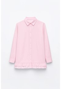 Camisa rosa abotonada con cuello y mangas de tres cuartos, con un dobladillo con volantes, confeccionada con una textura de tela suave.