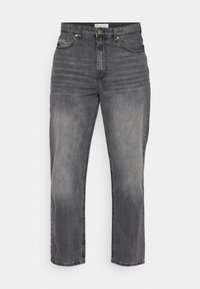 Jean gris délavé taille haute à jambes droites avec poches avant et arrière, fermeture par boutons et passants pour ceinture.