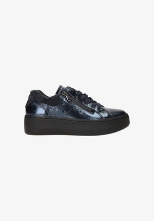 Platform sneakers met een glanzend marineblauw lakleren bovenwerk, suède accenten, zwarte rubberen zool en zijritsdetail.