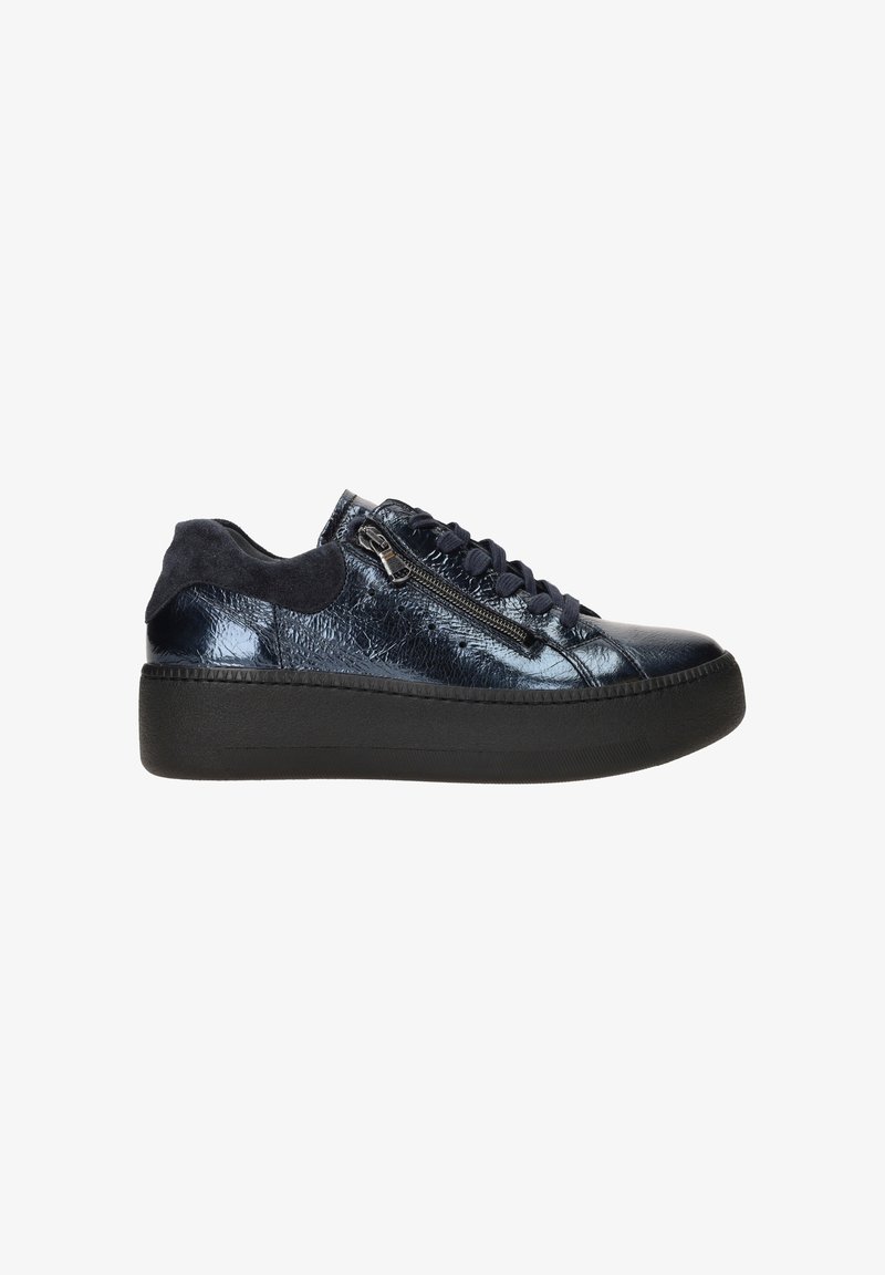 Platform sneakers met een glanzend marineblauw lakleren bovenwerk, suède accenten, zwarte rubberen zool en zijritsdetail.