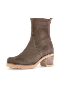Bruine suede enkellaars met een blokhak, ronde neus, subtiele stiksels en een gestructureerde zool. Lichtgewicht en flexibele ontwerp.