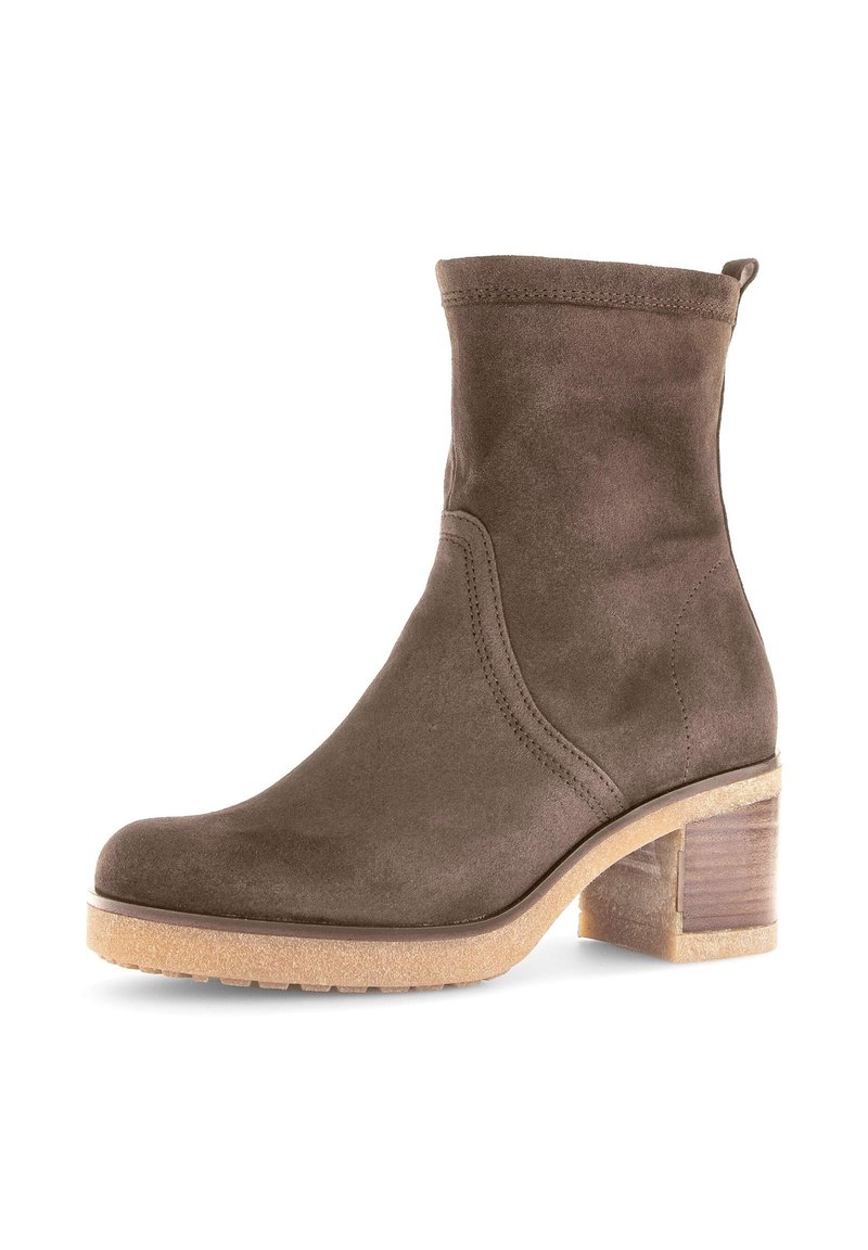 Bruine suede enkellaars met een blokhak, ronde neus, subtiele stiksels en een gestructureerde zool. Lichtgewicht en flexibele ontwerp.