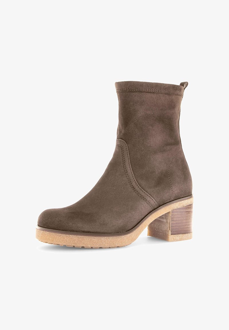 Bottines en daim marron avec un talon bloc, bout rond, détails de couture subtils et une semelle texturée. Conception légère et flexible.