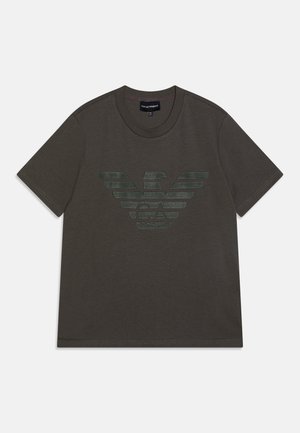 Mørkegrøn T-shirt med korte ærmer, rund hals og et prikket ørnelogo centreret på brystet.
