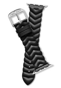 Correa de reloj de cuero negro con un diseño texturizado en forma de chevron, hebilla de metal plateado y cuatro agujeros de ajuste para el tamaño.