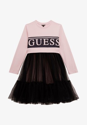 Różowa sukienka z długim rękawem, czarną tiulową spódnicą i szerokim czarnym pasem na klatce piersiowej z logo "GUESS" w różowych literach.